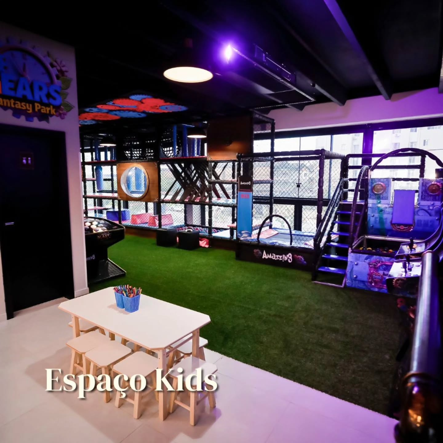 Espaço kids com mesa de atividades e brinquedos